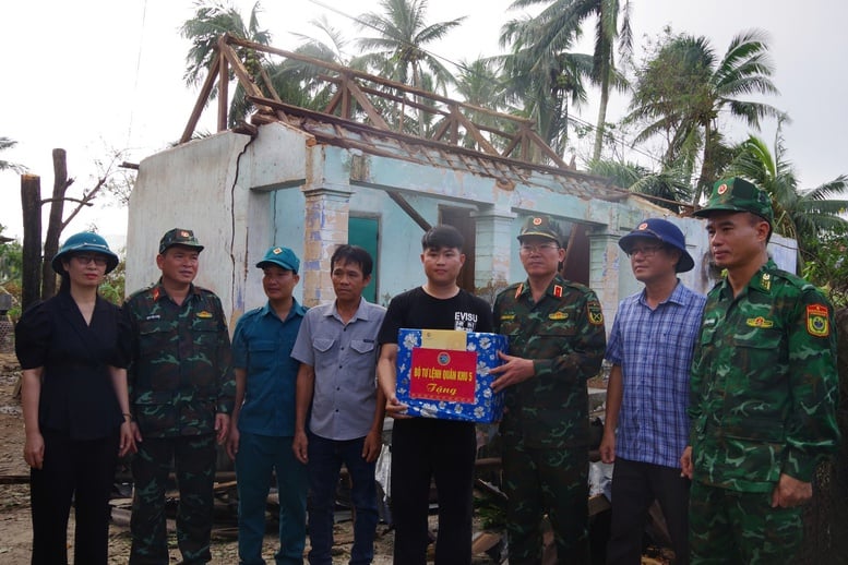 Chính ủy Quân khu 5 thăm, động viên người dân bị thiệt hại do bão số 13- Ảnh 1.