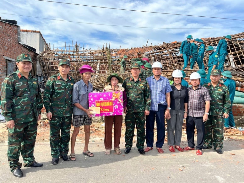 Chính ủy Quân khu 5 thăm, động viên người dân bị thiệt hại do bão số 13- Ảnh 2.