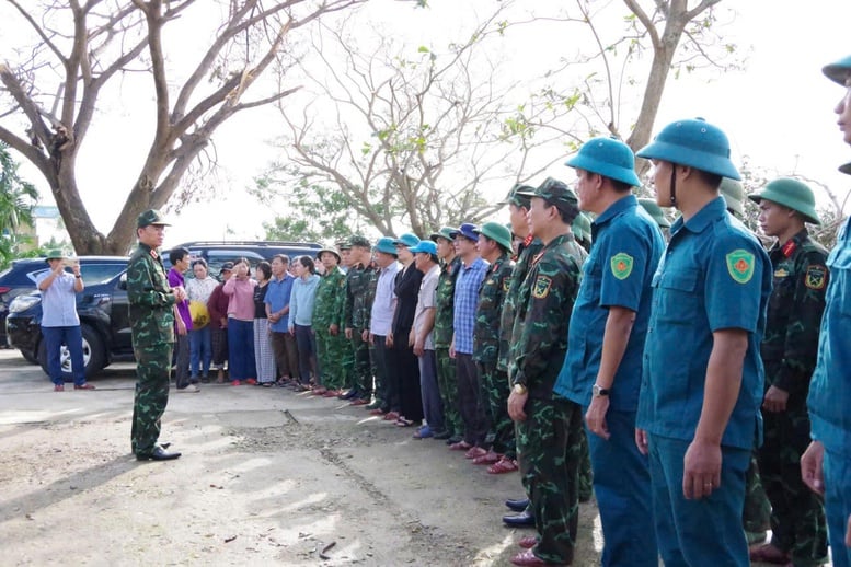 Chính ủy Quân khu 5 thăm, động viên người dân bị thiệt hại do bão số 13- Ảnh 3.