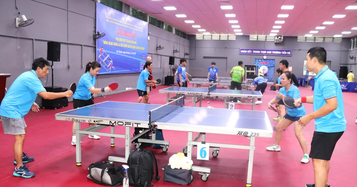 Thi đấu bóng bàn góp quỹ chăm lo người dân khó khăn