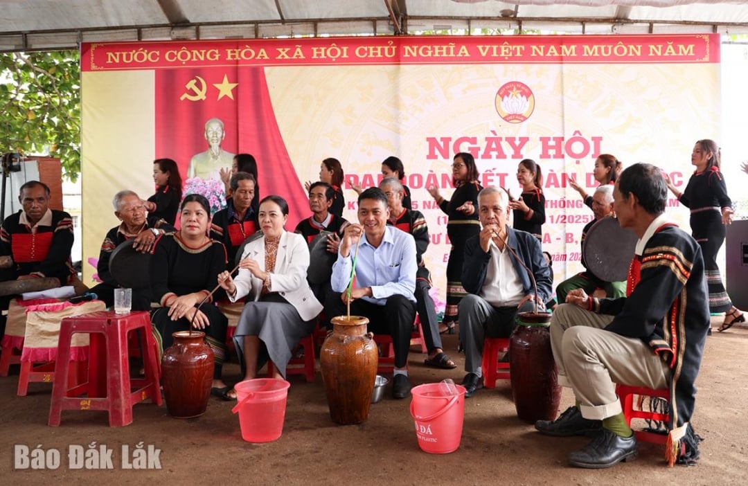 Brieng A ve Brieng B köylerinden gelen delegeler ve halk, gong gösterisi, xoang dansı ve can şarabının tadını çıkardı.