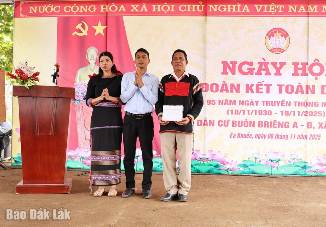Ea Knuec Komün Parti Komitesi Daimi Sekreter Yardımcısı Y Thua Kbuor, Büyük Birlik Günü dolayısıyla iki köye hediyeler takdim etti.