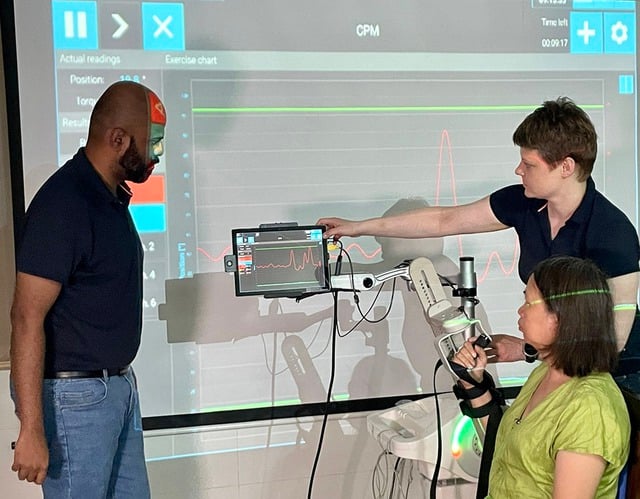 អត្រាអ្នកមានជំងឺសរសៃពួរកំពុងកើនឡើង និងក្មេងជាងវ័យ - រូបថត ១. Tỷ lệ người mắc bệnh cơ xương khớp đang gia tăng và trẻ hóa- Ảnh 1.