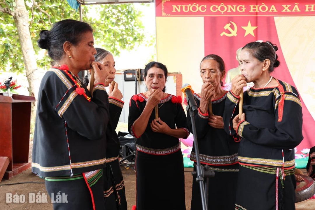 Ulusal Büyük Birlik Günü'nde borazan çalma gösterisi.