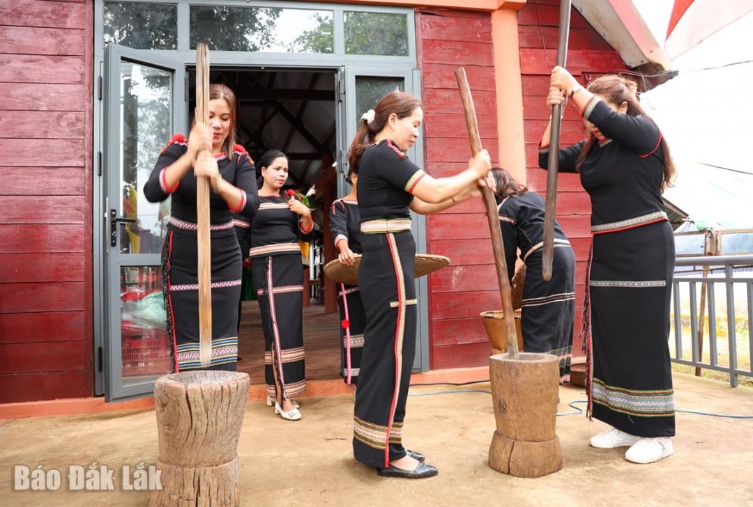 Pirinç dövme yarışmasına katılalım.