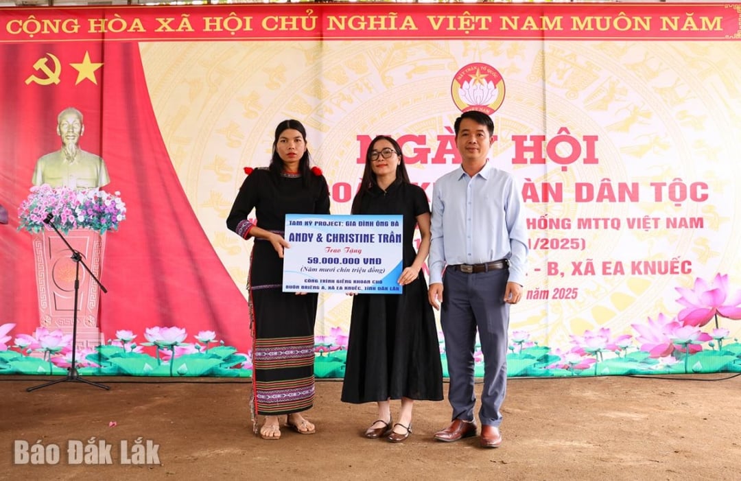 Bay ve Bayan Andy ve Christine Tran'ın ailelerinin temsilcileri, Brieng A köyüne kuyu açma projesinin sembolik plaketini takdim etti.