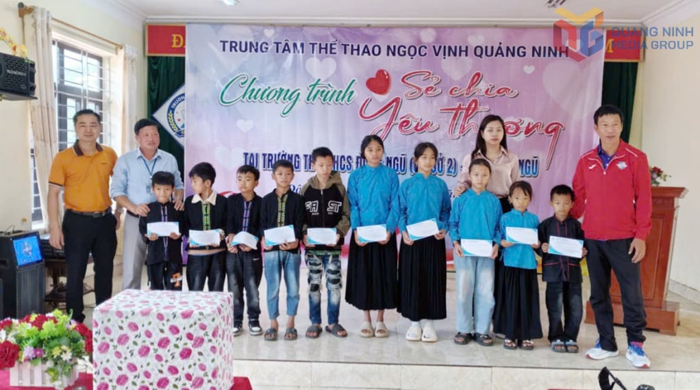 O Centro Desportivo Ngoc Vinh Quang Ninh e líderes da Escola Primária e Secundária Dong Ngu ofereceram 10 presentes a alunos em situação de vulnerabilidade.