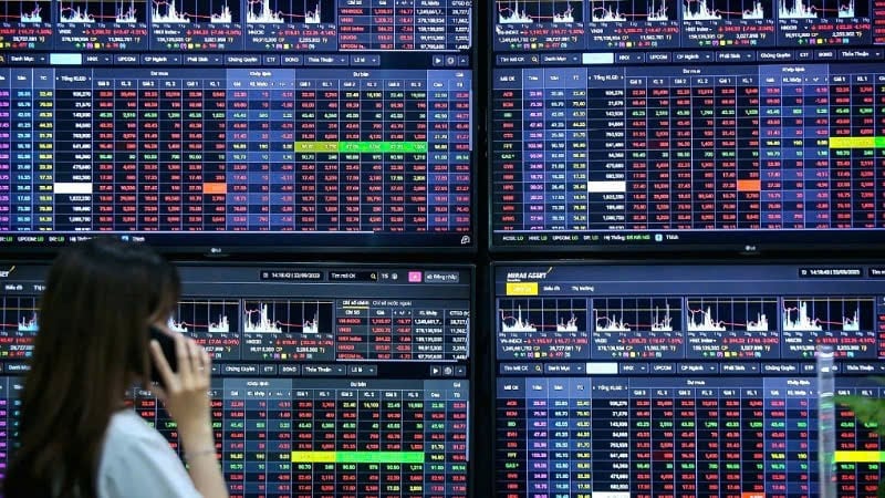 Nhà đầu tư theo dõi thị trường chứng khoán.