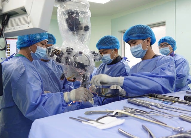 Chuyên gia quốc tế hội tụ tại Cần Thơ chia sẻ kỹ thuật mới trong phẫu thuật cột sống- Ảnh 2.