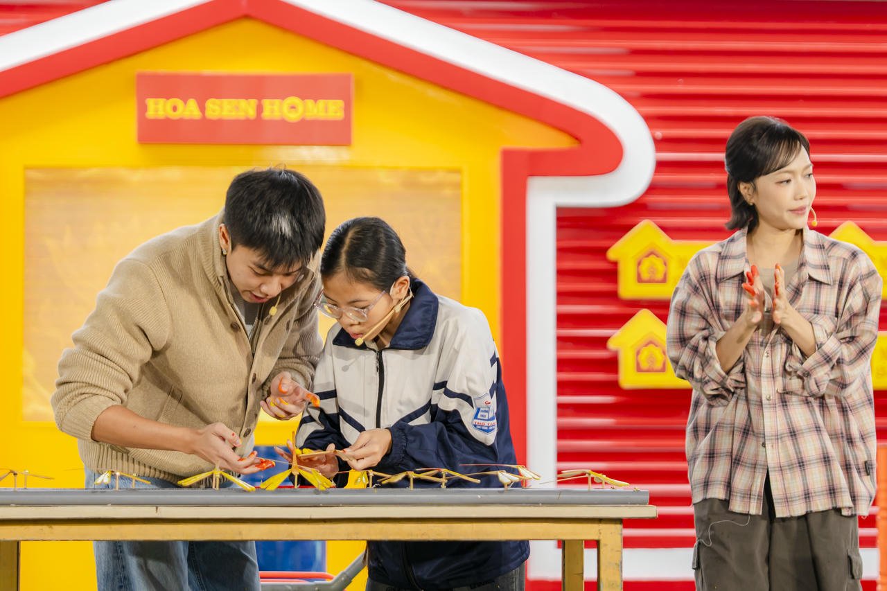 មិនត្រឹមតែនាំមកនូវភាពសប្បាយរីករាយដល់ទស្សនិកជននៅស្ទូឌីយ៉ូប៉ុណ្ណោះទេ ឌីវ ញី និង ឡុង វូ ក៏បានព្យាយាមជំនះរាល់ឧបសគ្គនានា ដើម្បីនាំយកអំណោយមកផ្ទះជូនកុមារផងដែរ។