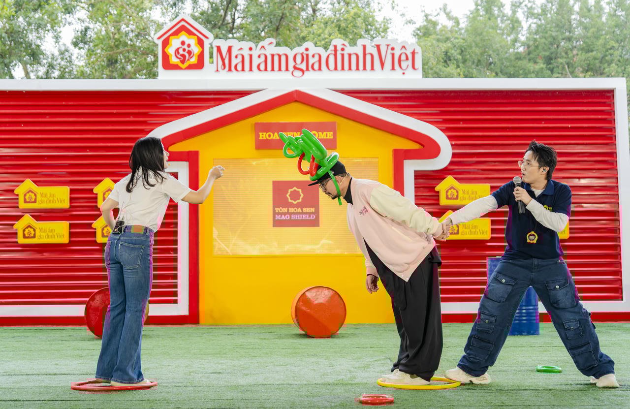 បរិយាកាសនៅស្ទូឌីយ៉ូ “ផ្ទះគ្រួសារវៀតណាម” កាន់តែមានភាពរស់រវើក នៅពេលដែលតារាចម្រៀង Ha Le និងតារាចម្រៀង Bui Le Man សម្តែងការប្រកួតប្រជែងជាបន្តបន្ទាប់ជាមួយគ្នា។