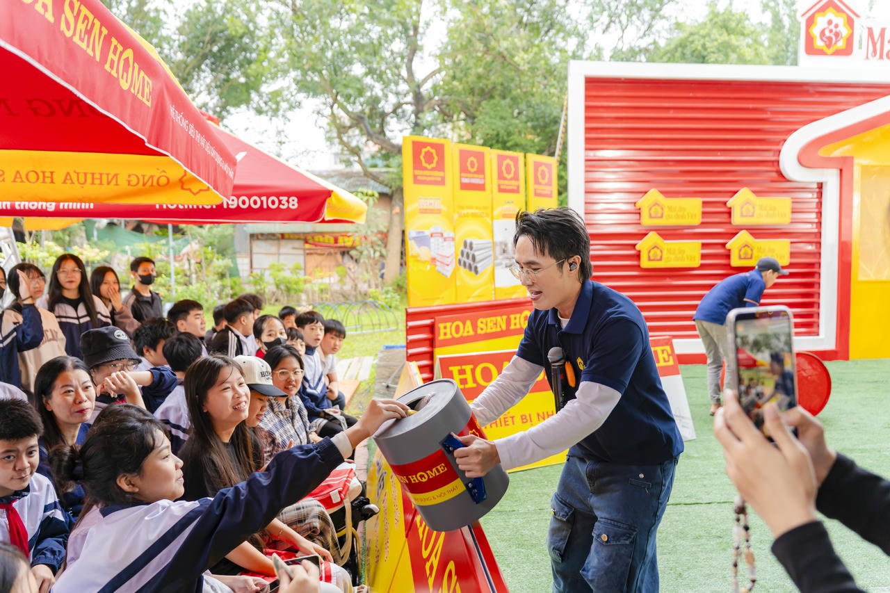 សិស្សជាច្រើនត្រូវបានផ្តល់ឱកាសដោយសាលាឱ្យមានវត្តមាននៅកីឡដ្ឋានតាំងពីព្រឹកព្រលឹម ដើម្បីមើលការថតកម្មវិធី ដោយហេតុនេះសិក្សាបន្ថែមអំពីស្ថានភាពមិនសូវល្អរបស់មិត្តភ័ក្តិរបស់ពួកគេ។