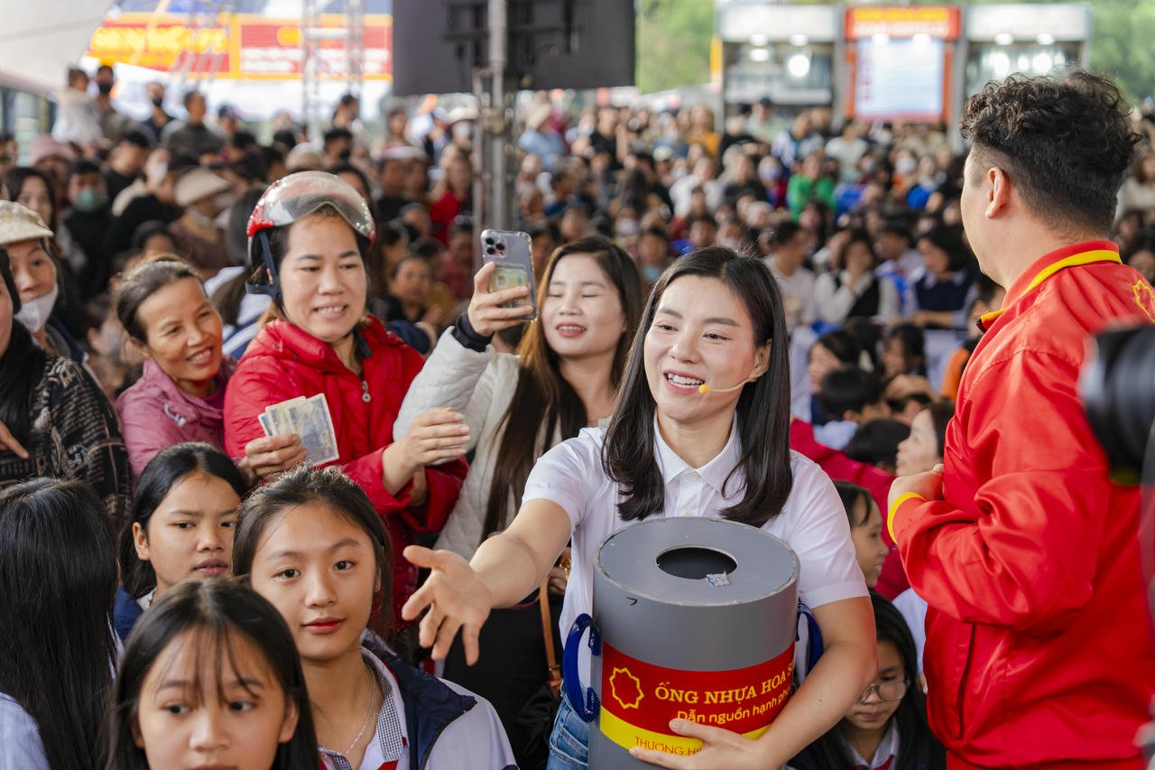 ទោះជាមានភ្លៀងធ្លាក់ក៏ដោយ ក៏ទស្សនិកជនមួយចំនួនធំនៅតែឈរអបអរសាទរយ៉ាងក្លៀវក្លា និងគាំទ្រដល់គ្រួសារដែលមានការលំបាកក្នុងកម្មវិធី។