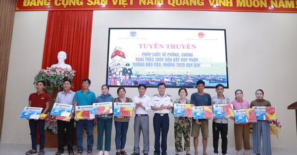 Trao cờ Tổ quốc và ảnh Bác tại sự kiện quan trọng ở Phú Quốc