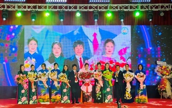 ການ​ພົບ​ປະ​ແລກ​ປ່ຽນ​ວັດ​ທະ​ນະ​ທຳ​ສິ​ລະ​ປະ​ຂອງ​ບັນ​ດາ​ເຜົ່າ​ທີ່​ມາ​ຈາກ 3 ພາກ​ພື້ນ​ຢູ່​ເຂດ​ພິ​ເສດ ຝູ​ກວກ - ຮູບ​ທີ 2