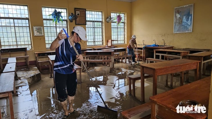 Жители и учителя в районах, затопленных тайфуном Калмэги, «борются» с грязью и мусором - Фото 1. bão Kalmaegi - Ảnh 1.
