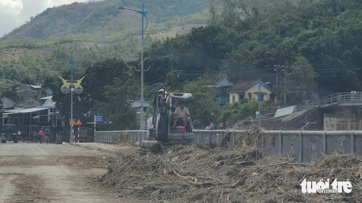 Люди и учителя в районе затопления, вызванного тайфуном Калмаеги, «борются» с грязью и мусором - Фото 3. bão Kalmaegi - Ảnh 3.