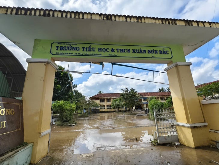 Люди и учителя в районе затопления, вызванного тайфуном Калмэги, «борются» с грязью и мусором - Фото 4. bão Kalmaegi - Ảnh 4.