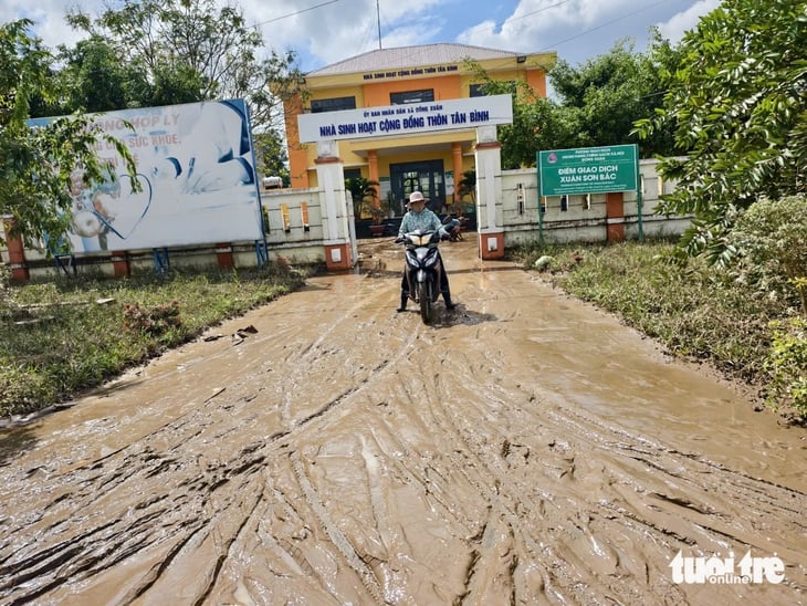 Люди и учителя в районе затопления, вызванного тайфуном Калмэги, «борются» с грязью и мусором - Фото 7. bão Kalmaegi - Ảnh 7.