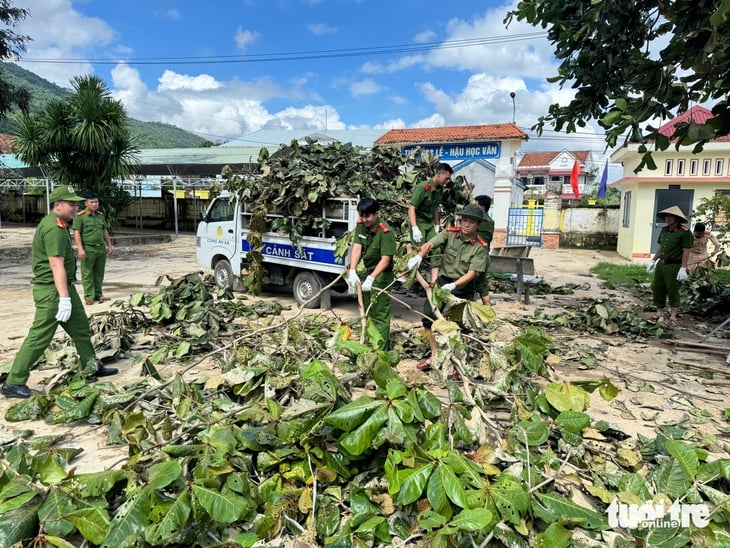 Люди и учителя в районе затопления, вызванного тайфуном Калмэги, «борются» с грязью и мусором - Фото 9. bão Kalmaegi - Ảnh 9.
