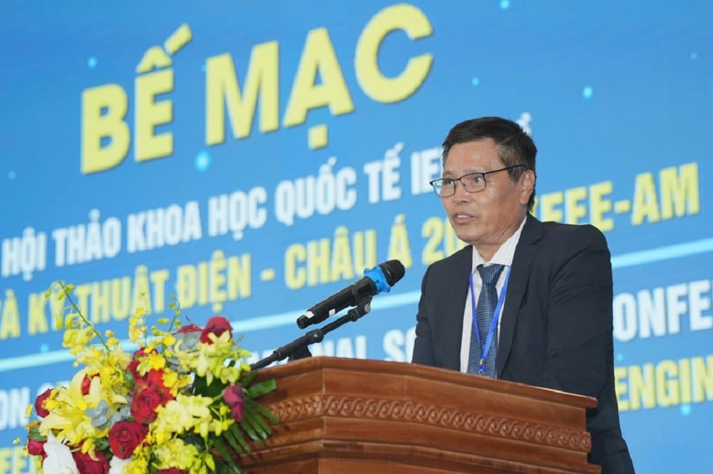 GS. TSKH Trần Quốc Tuấn chia sẻ tại buổi bế mạc Hội thảo. Ảnh: EPU.