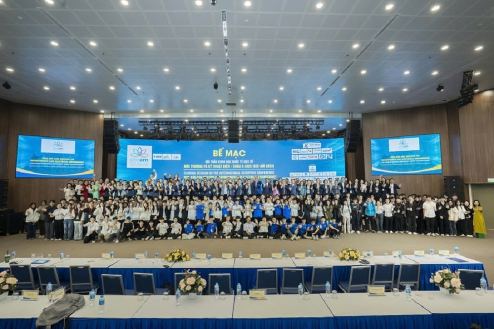 Đại biểu cùng sinh viên chụp ảnh lưu niệm tại Hội thảo. Ảnh: EPU.