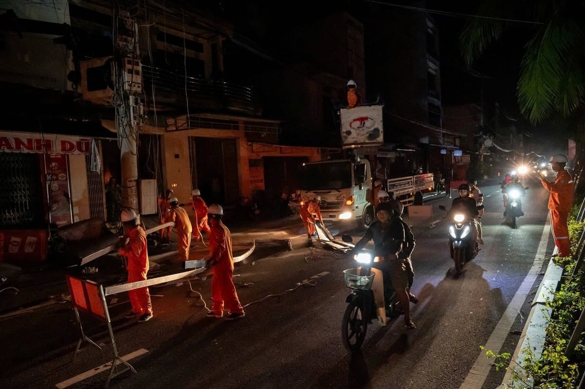 Công nhân điện lực làm việc xuyên đêm để khắc phục sự cố điện sau bão. Ảnh: EVN.