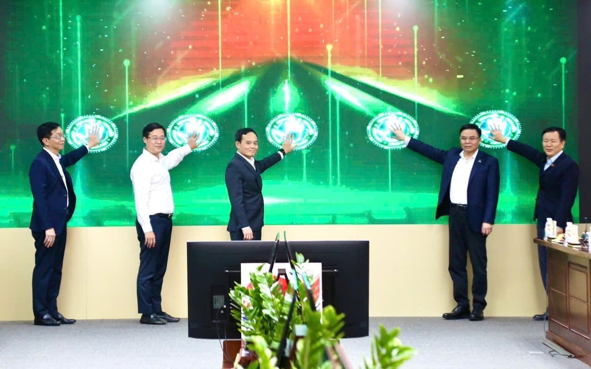 Lãnh đạo TP Hồ Chí Minh thực hiện nghi thức khánh thành giàn đầu giếng BK-24, công trình chào mừng Đại hội Đảng toàn quốc lần thứ XIV. Ảnh: Petrovietnam.