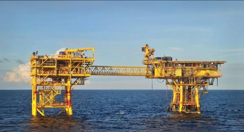 Giàn BK-24 kết nối với giàn BK-20 trên biển. Ảnh: Petrovietnam.