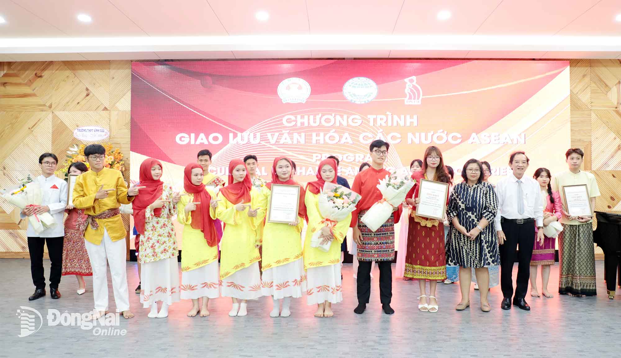 הוועדה המארגנת העניקה את הפרס הראשון של תצוגת האופנה ליופי אסייתי לשנת 2025 לאוניברסיטת לק הונג, טראן ביין וורד. צילום: מיי ניו יורק