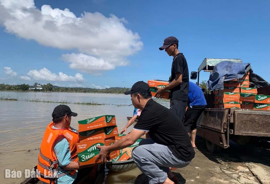 Voluntários transportaram suprimentos de ajuda humanitária para o rio para entregá-los às pessoas.