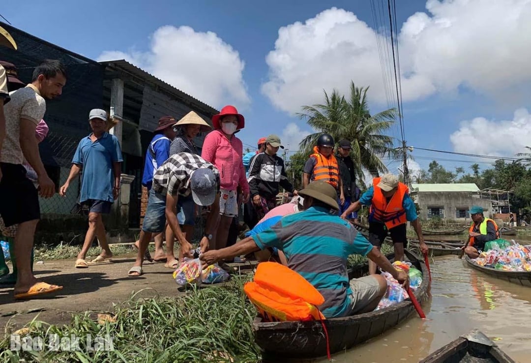Voluntários distribuem suprimentos de ajuda humanitária para moradores do povoado de Dong Chay.