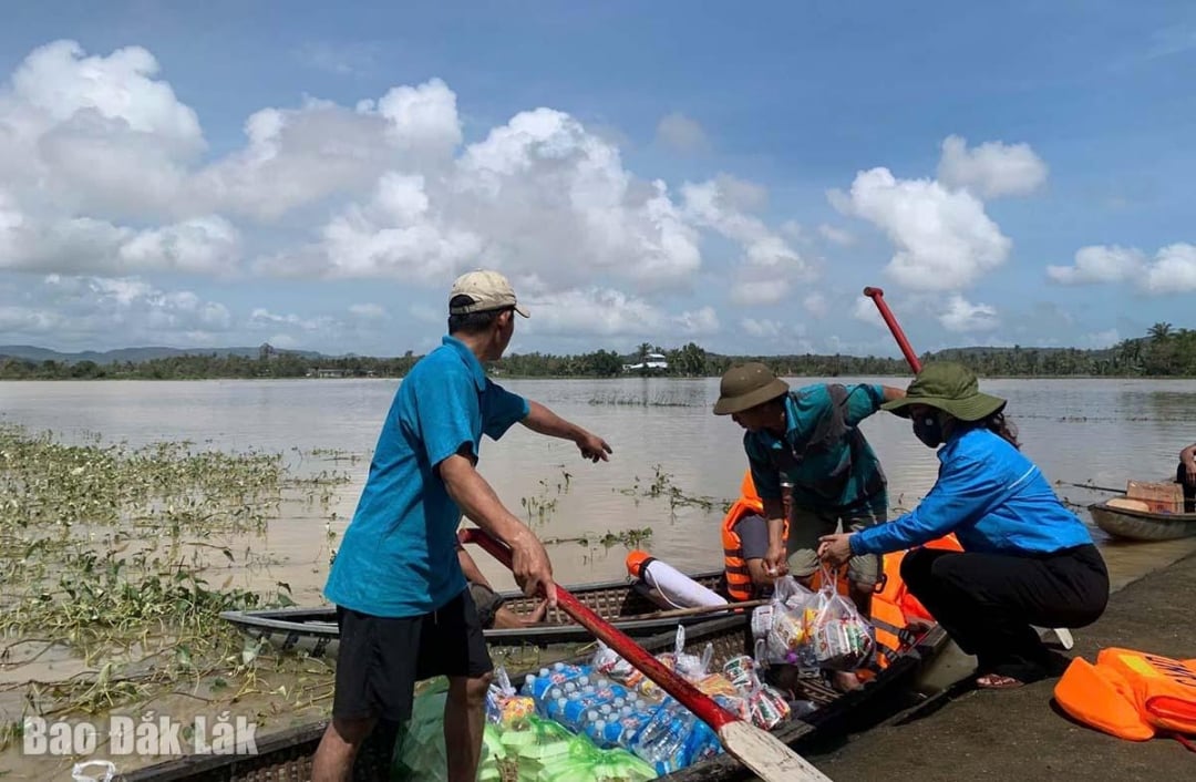 Os membros da União da Juventude da comuna de O Loan participam ativamente dos esforços de ajuda humanitária para o povo de Dong Chay.