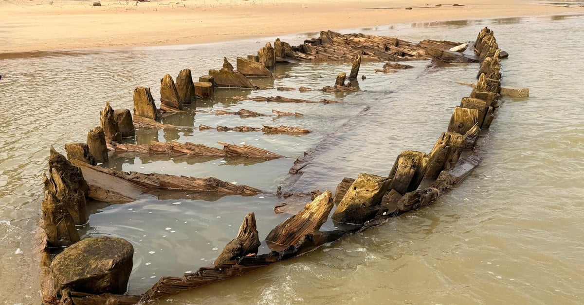 Tàu cổ Hội An lại 'mất dấu' sau ít giờ phát lộ trên bãi cát