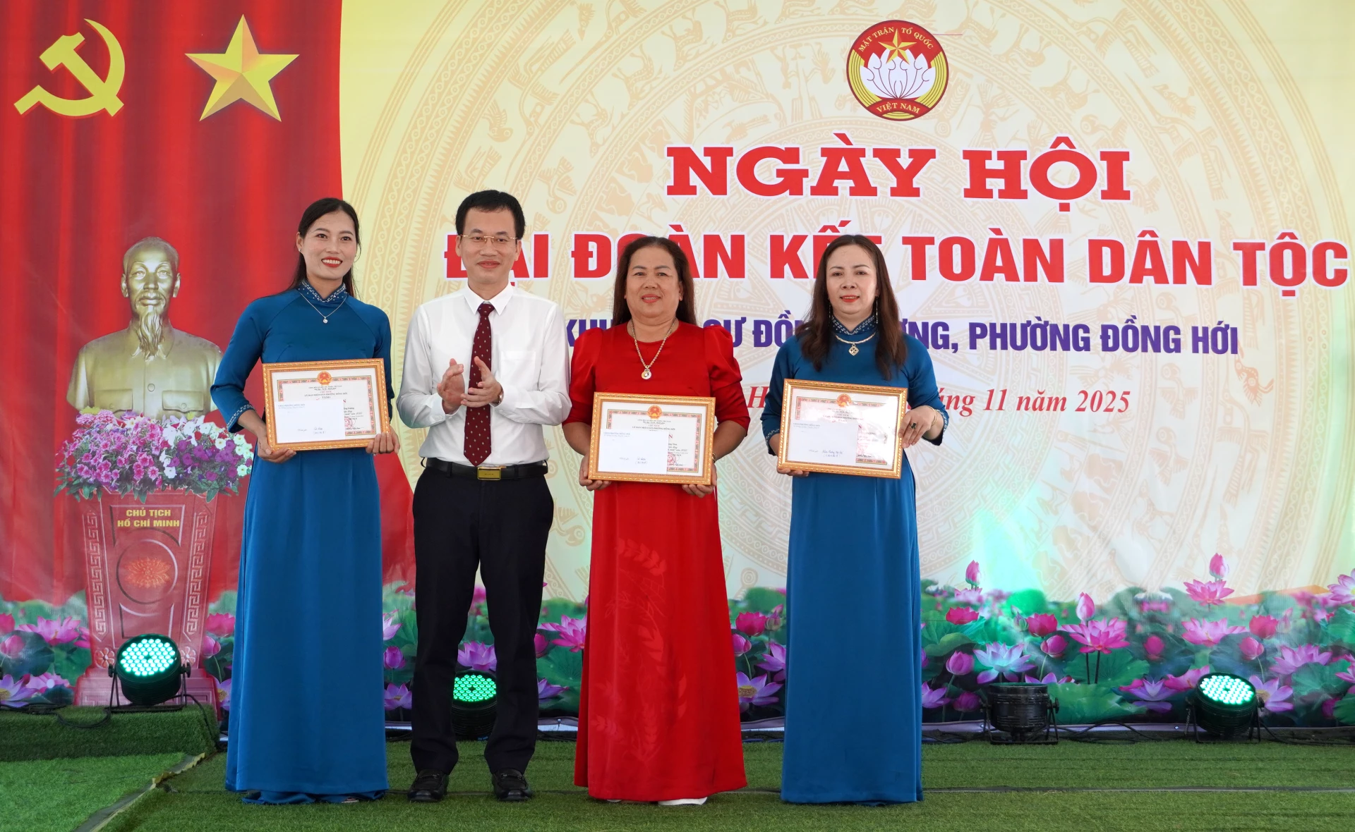 Đại diện lãnh đạo phường Đồng Hới trao thưởng các hộ dân tổ dân phố Đồng Dương. Ảnh: H.Tr