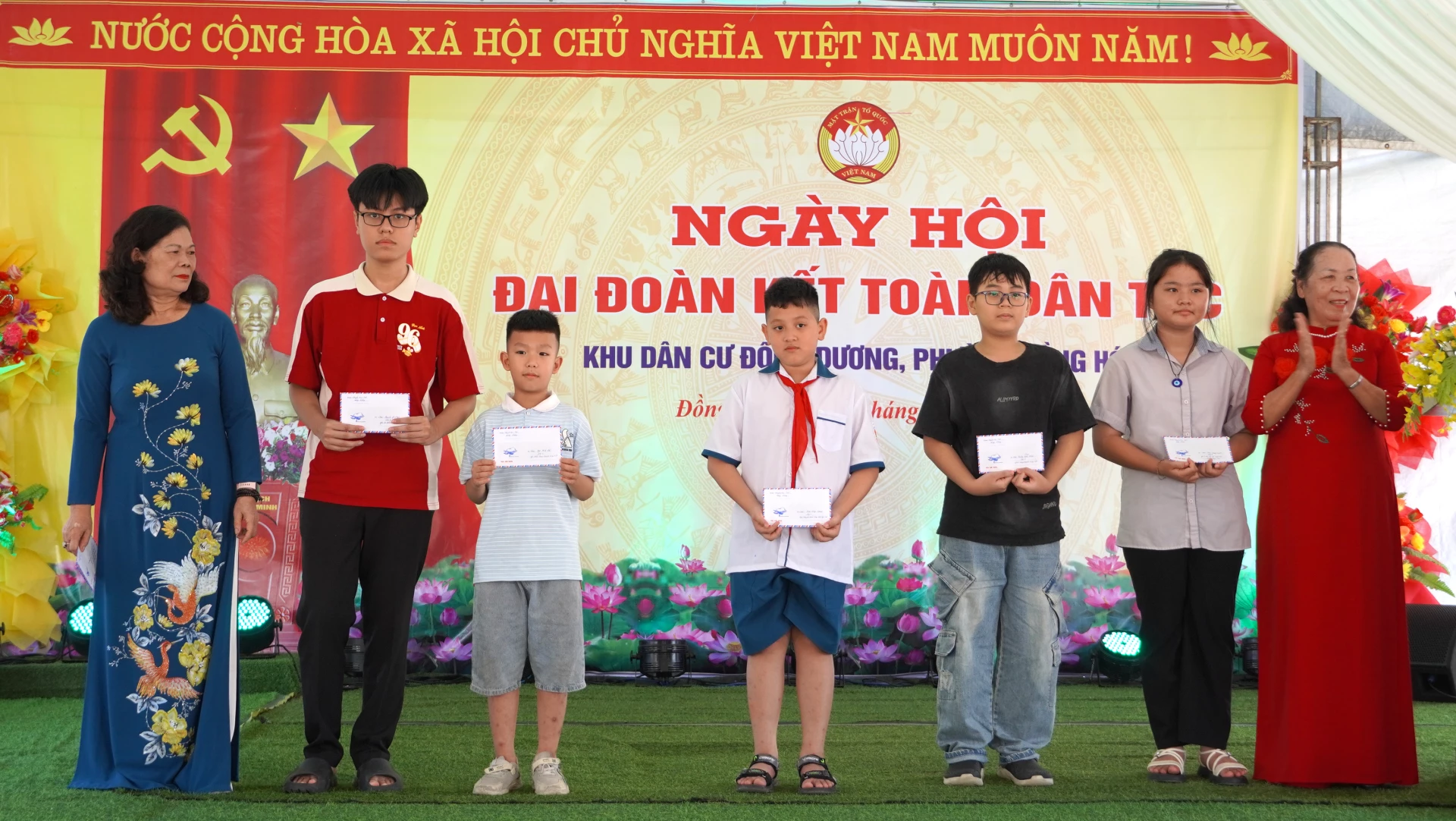 Tổ dân phố Đồng Dương khen thưởng các học sinh giỏi, đạt giải hcoj sinh giỏi cấp các cấp. Ảnh: H.Tr. 