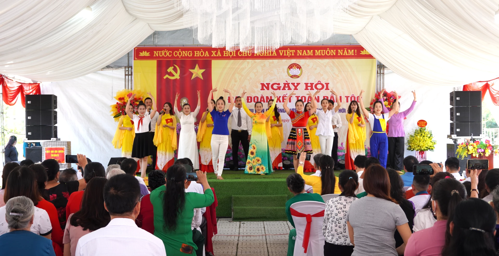 Vui tươi ngày hội Ảnh: H.Tr.