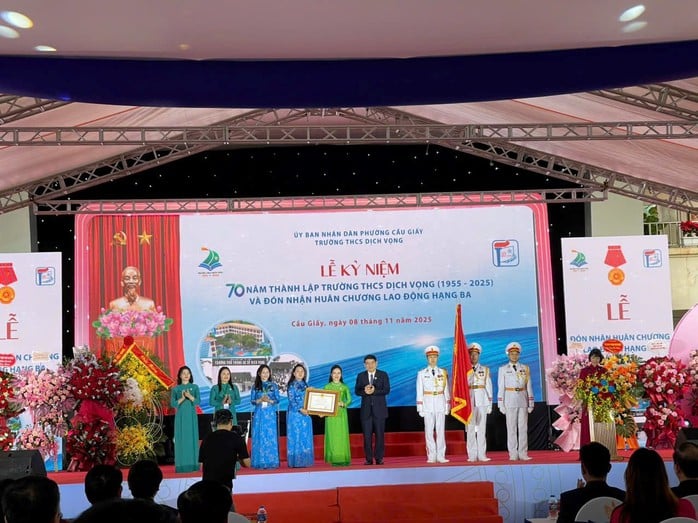 Thứ trưởng Lê Quân mong các học sinh nuôi dưỡng khát vọng cống hiến - Ảnh 2.