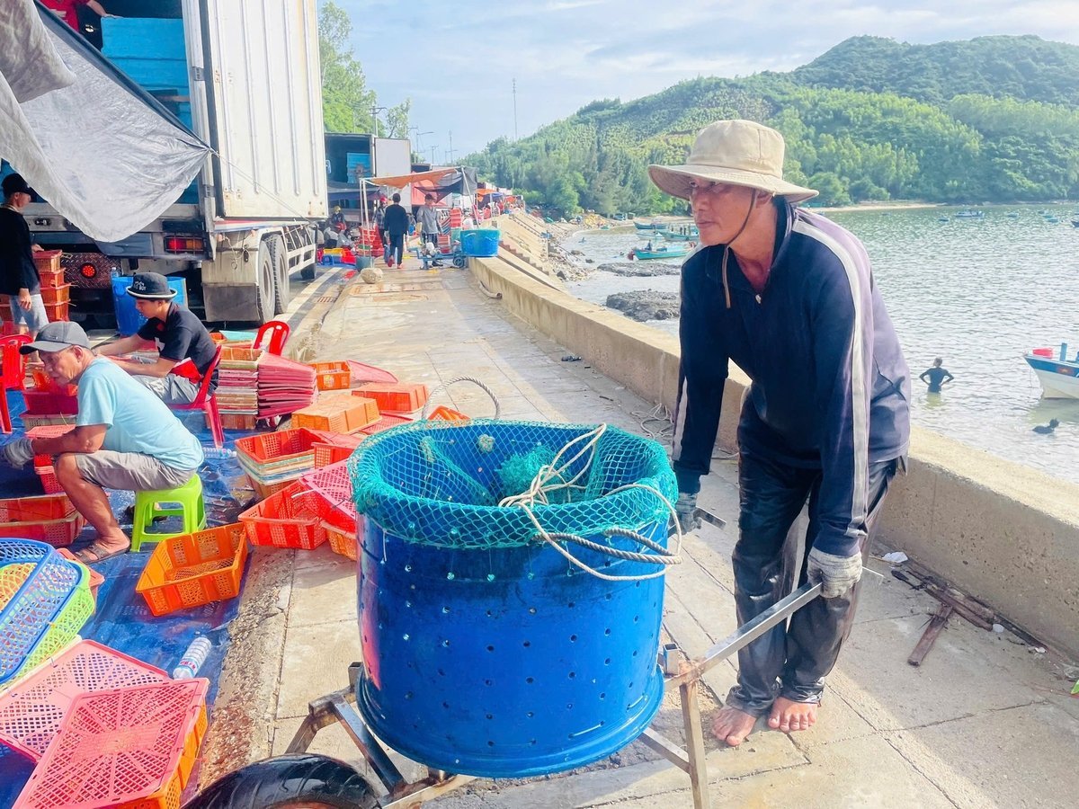 Không khi thấp thỏm, lo âu của nhiều gia đình khi bị bão số 3 quần thảo.Ảnh: Tuấn Anh.