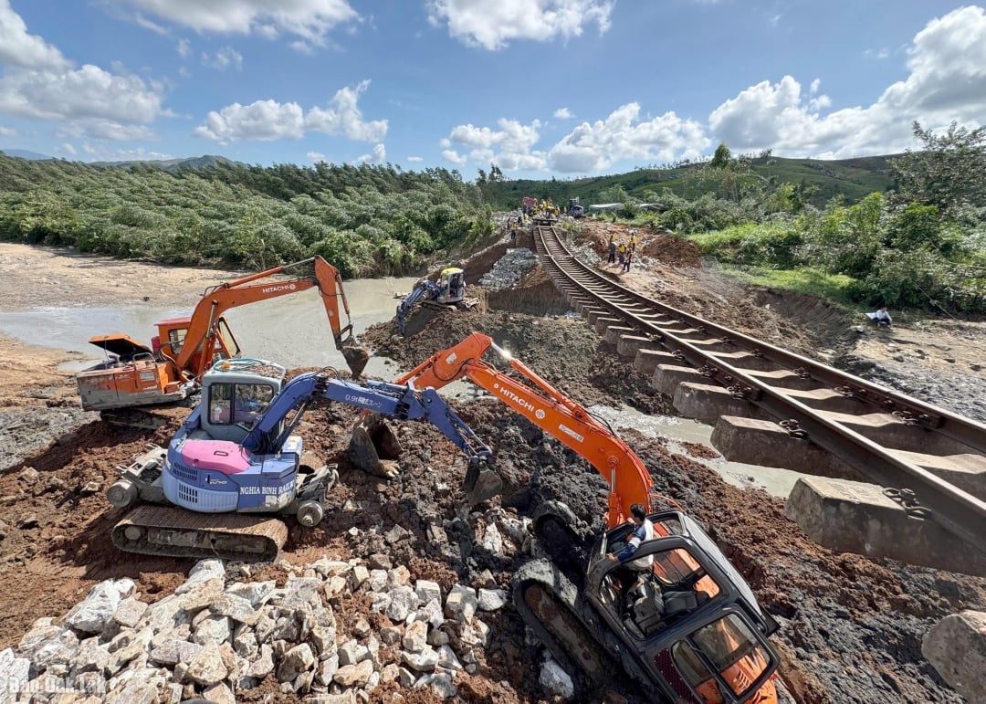 Železniční průmysl naléhavě pracuje na odstranění sesuvu půdy.