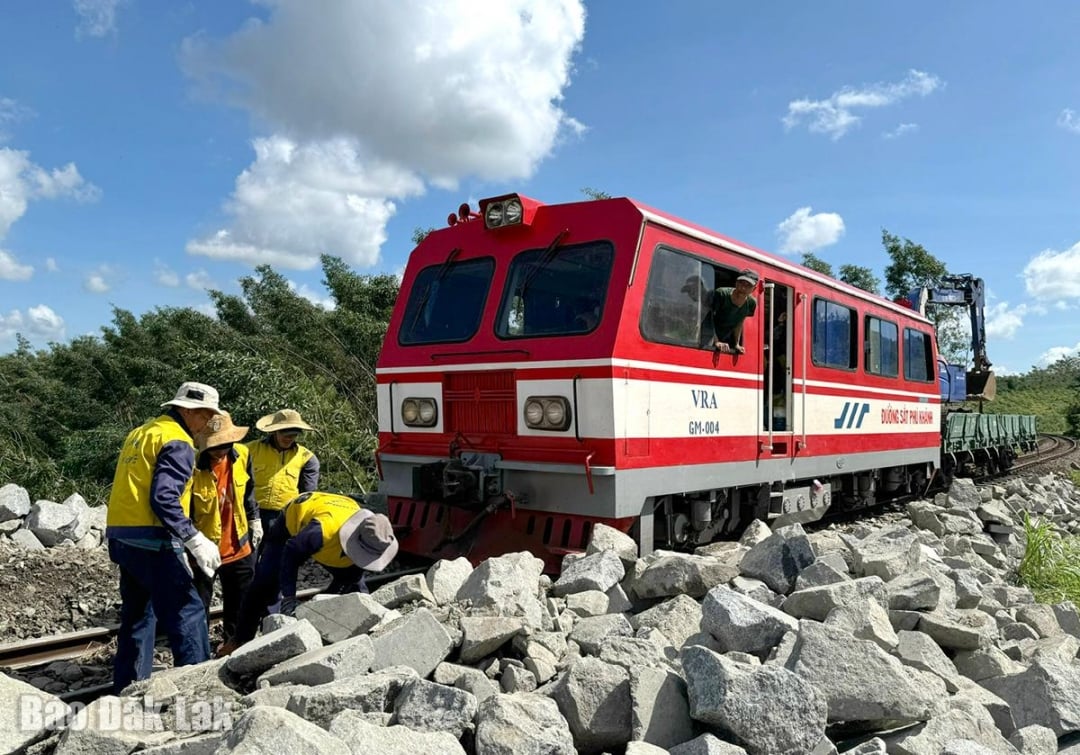 Vlak veze materiál na staveniště.