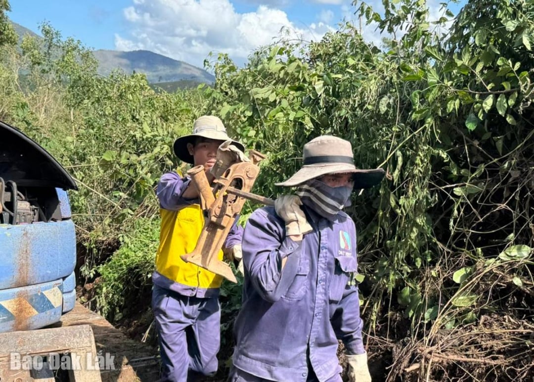 Dělníci přepravují materiál na staveniště.