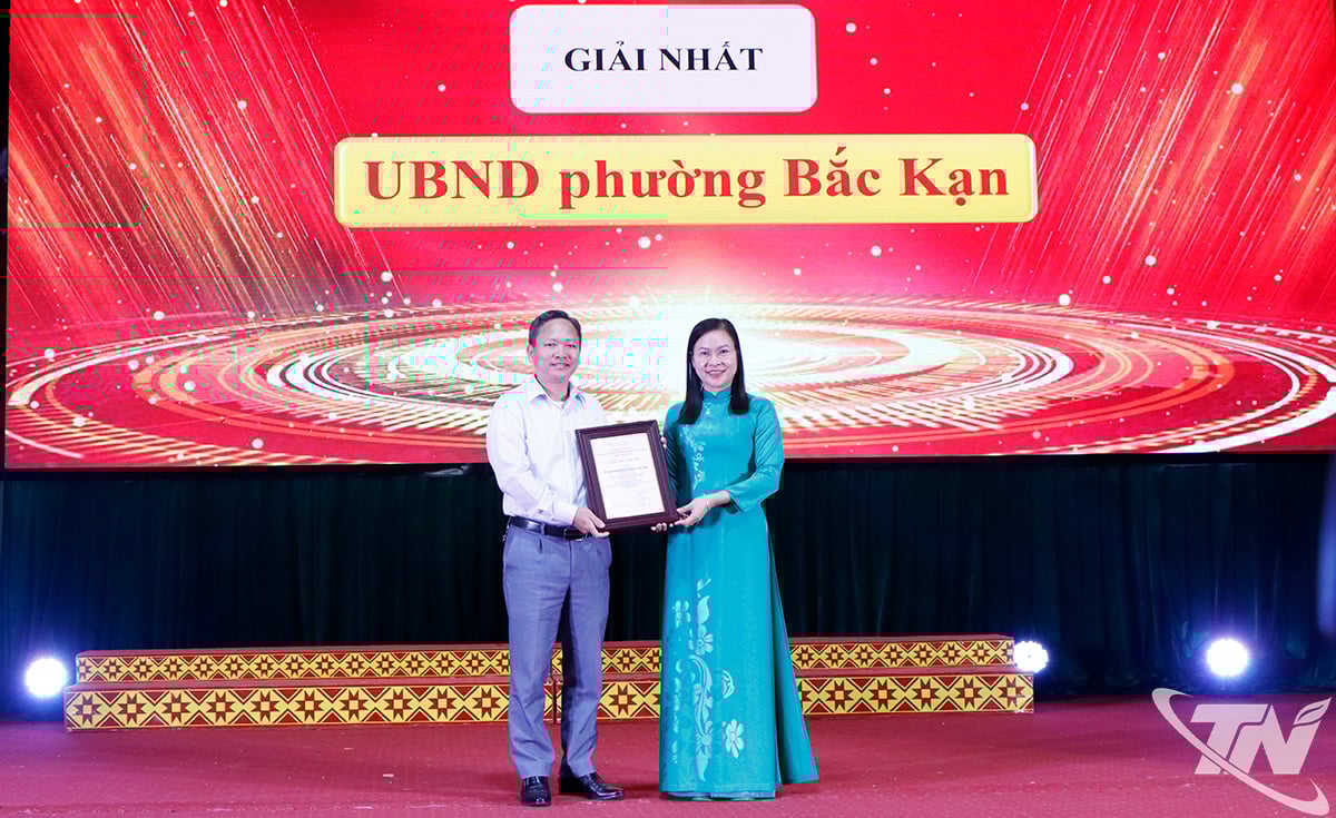 Ban Tổ chức trao giải Nhất tập thể cho UBND phường Bắc Kạn.