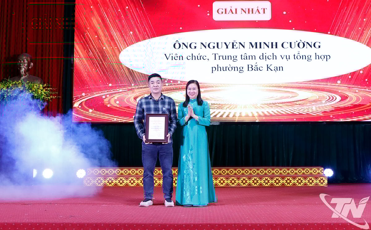 Ban Tổ chức trao giải Nhất tập thể cho ông Nguyễn Minh Cường, viên chức Trung tâm dịch vụ tổng hợp phường Bắc Kạn.