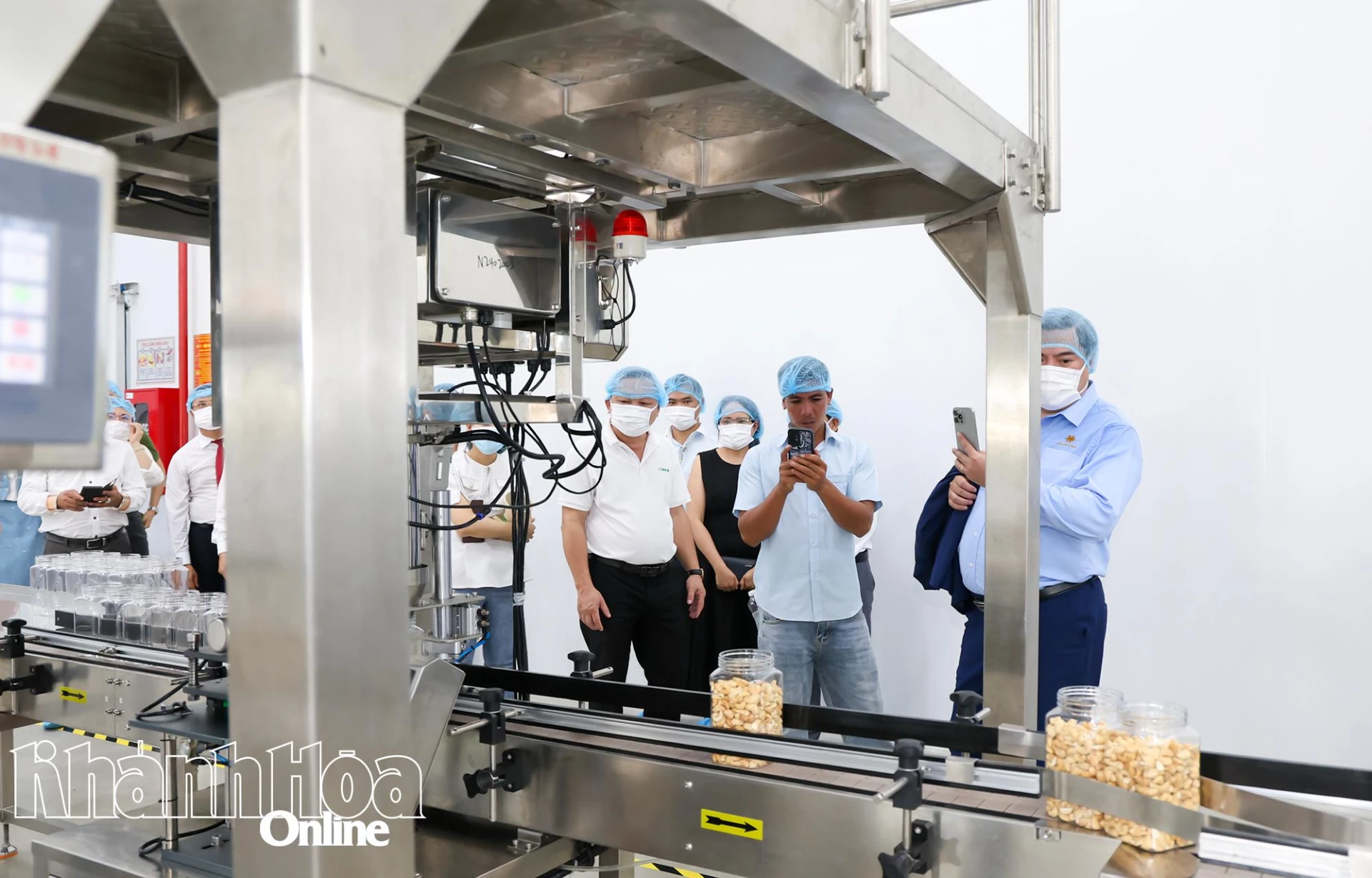 ប្រតិភូបានទស្សនា និងស្វែងយល់អំពីខ្សែសង្វាក់កែច្នៃគ្រាប់ស្វាយចន្ទីសរីរាង្គរបស់រោងចក្រ។