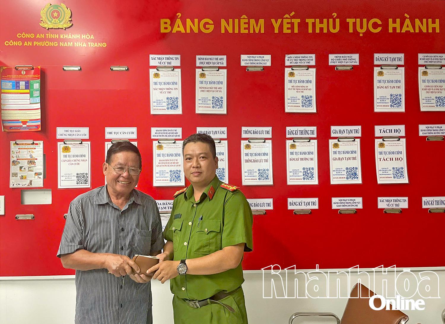 ប្រធានក្រុម To Nguyen Anh Quoc បានប្រគល់ទ្រព្យសម្បត្តិជូនលោក N.Q.B.