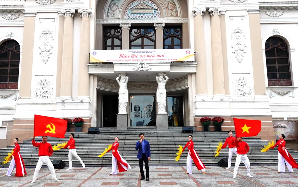 خواننده آن بنگ آهنگ «به حزب کمونیست ویتنام خوش آمدید» را اجرا می‌کند. عکس: توی بین