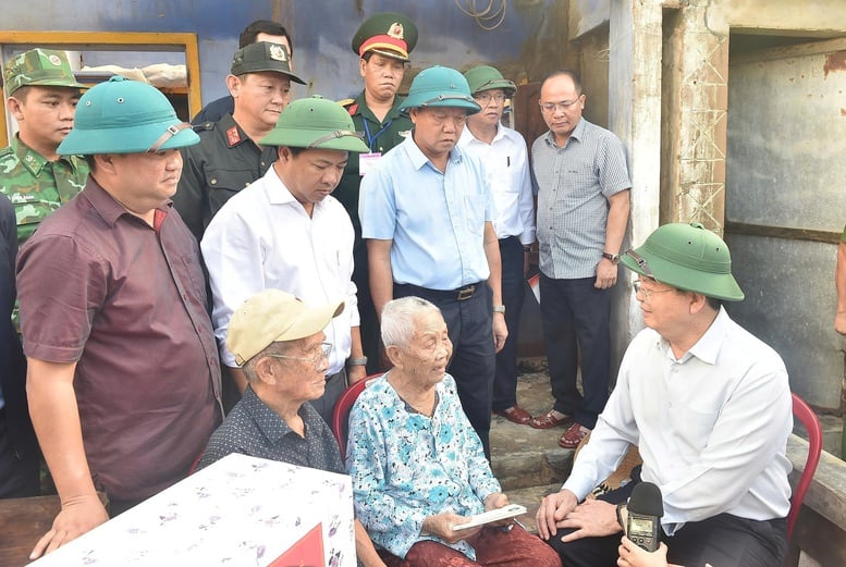 Phó Thủ tướng Mai Văn Chính thăm hỏi, động viên người dân bị thiệt hại do bão số 13 tại Đắk Lắk- Ảnh 1.