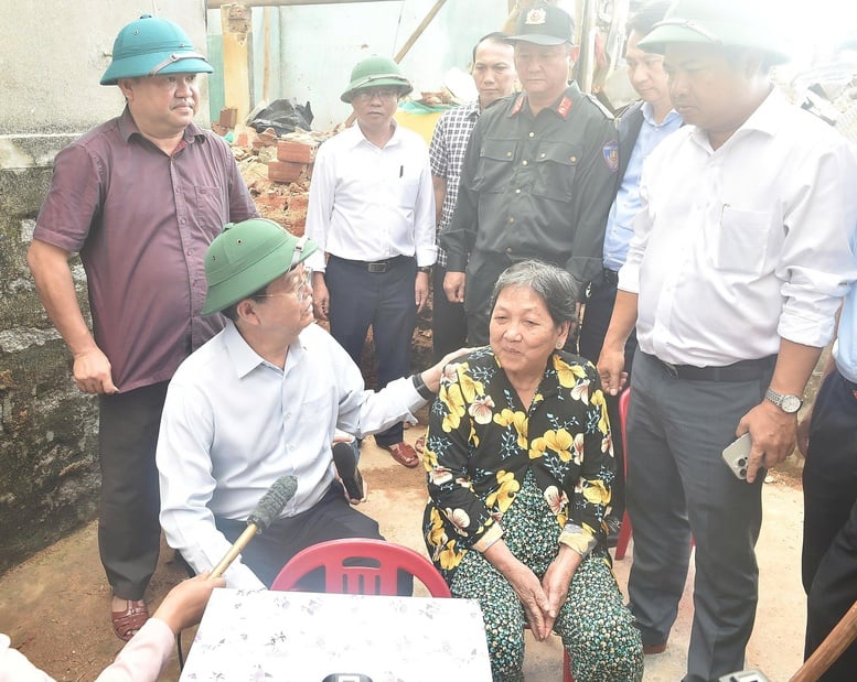 Phó Thủ tướng Mai Văn Chính thăm hỏi, động viên người dân bị thiệt hại do bão số 13 tại Đắk Lắk- Ảnh 2.