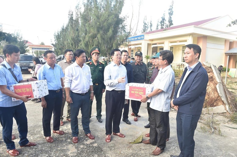 Phó Thủ tướng Mai Văn Chính thăm hỏi, động viên người dân bị thiệt hại do bão số 13 tại Đắk Lắk- Ảnh 4.